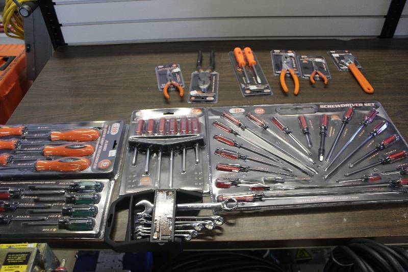lot 274 image: IIT Hand Tools in Blister Packaging