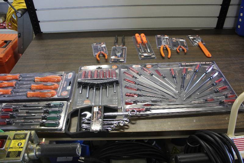 lot 276 image: IIT Hand Tools in Blister Packaging