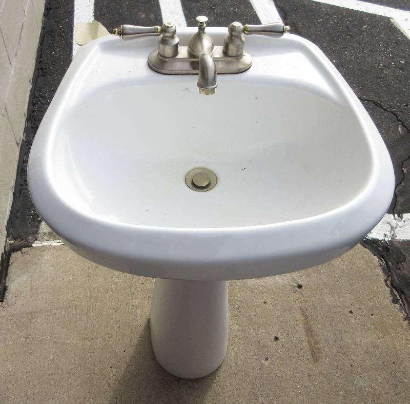 lot 11 image: Pedestal sink. Great Condition