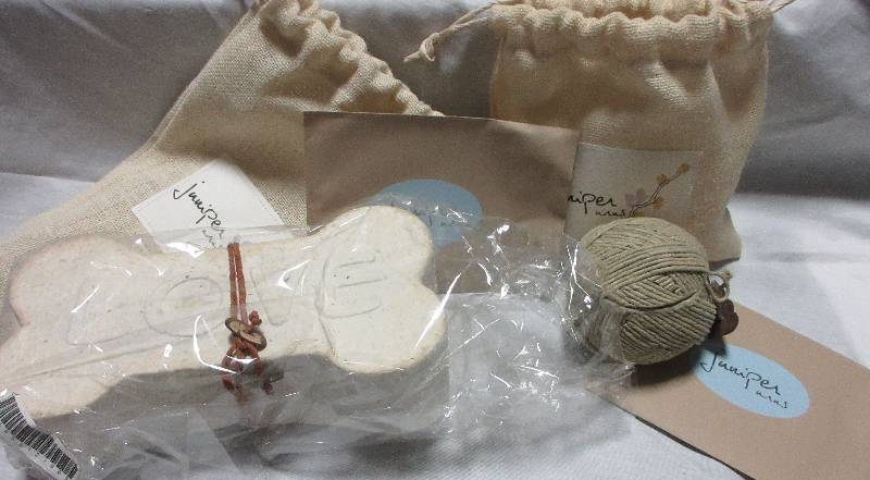 lot 25 image: NEW 2 PET URNS- One Cat  (Yarn) One Large Dog (Bone)