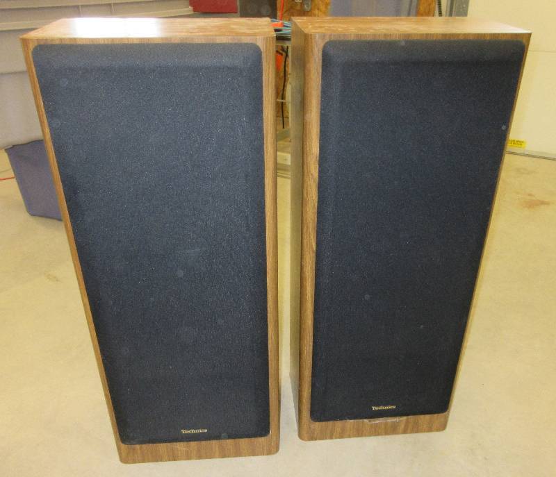 lot 122 image: PAIR OF LARGE SPEAKERS-TECHNICS MODEL SVA-30