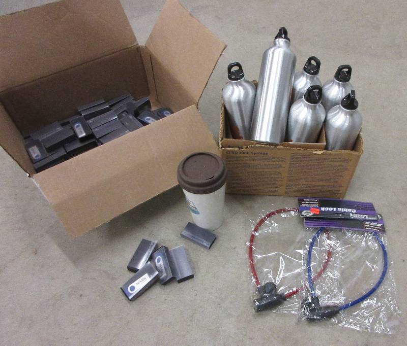 lot 125 image: 6 NEW THERMAL WATER BOTTLE, LOCKS, FLASH DRIVES