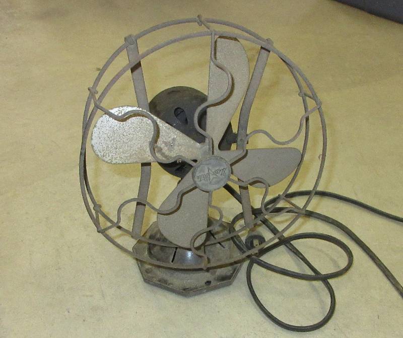 lot 128 image: ANTIQUE FAN-STAR LITE