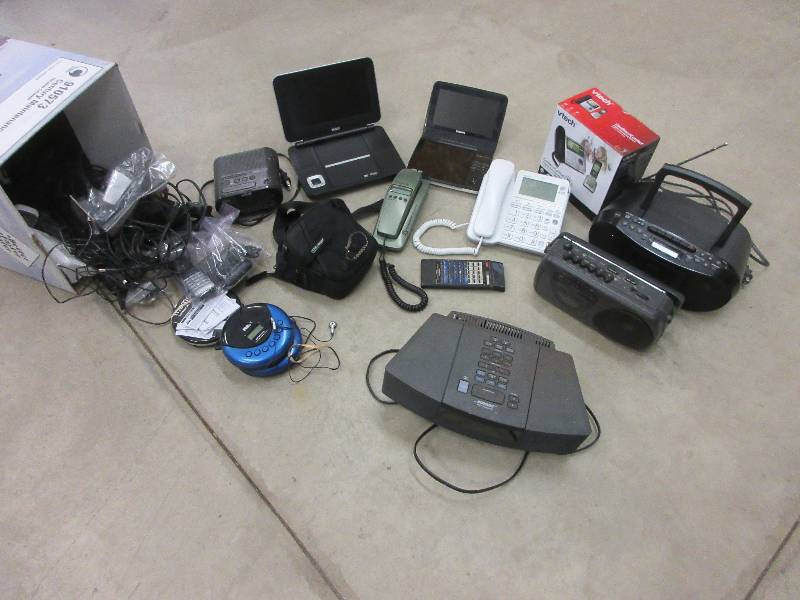 lot 129 image: LARGE LOT ON ELECTRONICS