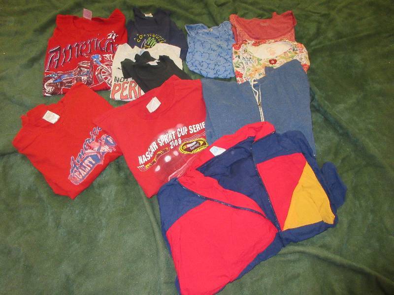lot 148 image: LOT OF CLOTHING 11 PIECES