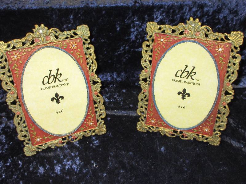 lot 72 image: 2 PICTURE FRAMES 4 X 6
