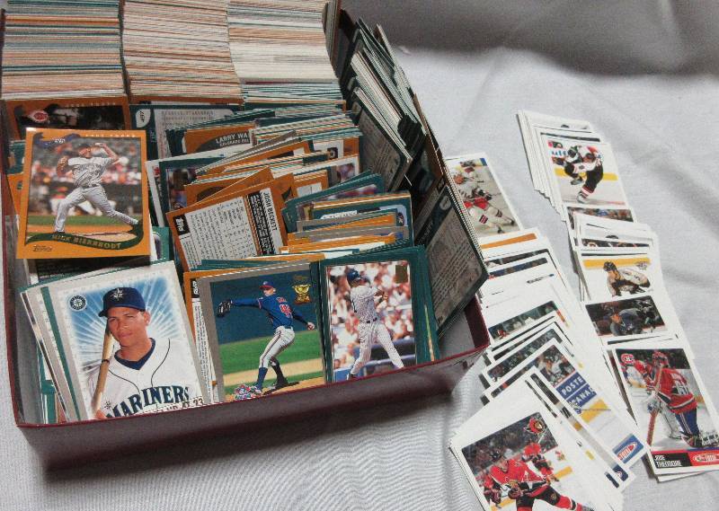 lot 176 image: LARGE SELECTION OF SPORT CARDS