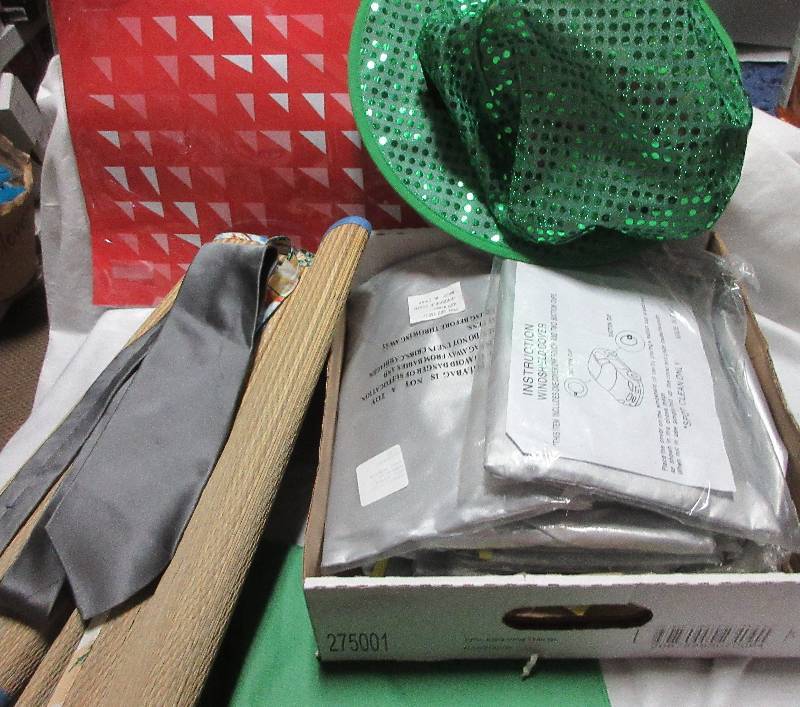 lot 180 image: NEW-11D WINDHIELD COVERS, ST PATRICKS HAT, PLACEMATS, BEACH MAT, TIE