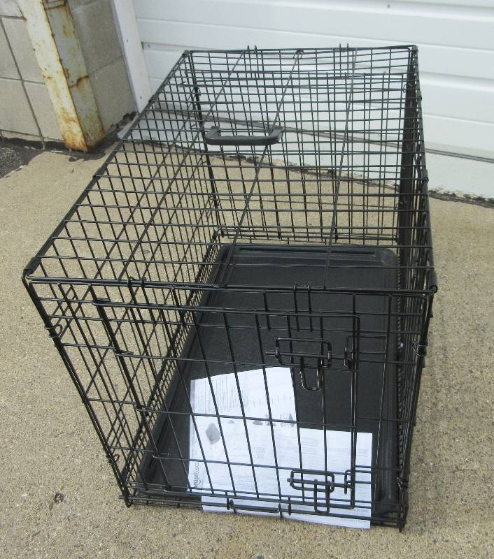 lot 205 image: NEW---MEDIUM SIZE PET CAGE- COLLAPSIBLE