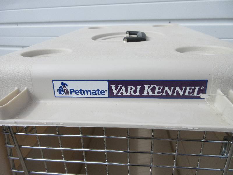 lot 204 image: MEDIUM SIZE DOG CARRIER -LIKE NEW