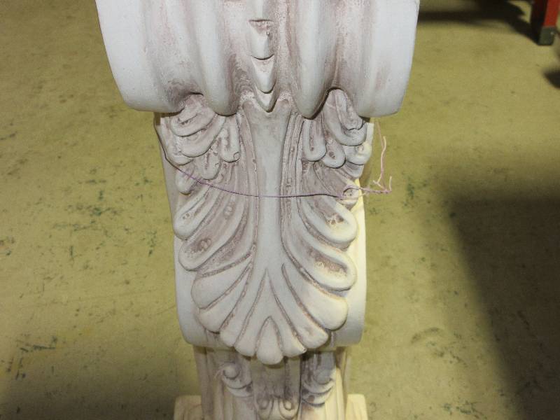lot 8 image: DECORATOR PEDESTAL STAND COLUMN