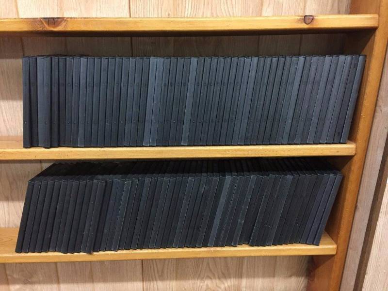lot 21 image: 100 Black DVDBluRay cases