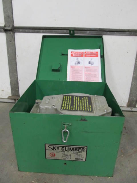 lot 1 image: SKY CLIMBER Model ME-4 Electric Hoist