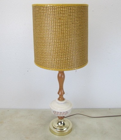 lot 38 image: MINT Condition Mid Century Table Lamp