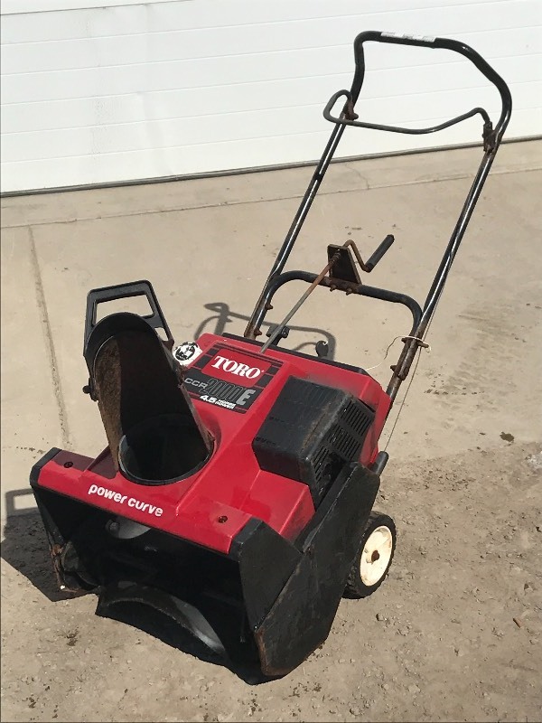 lot 6 image: Toro CCR2000E Single Stage Snowblow...