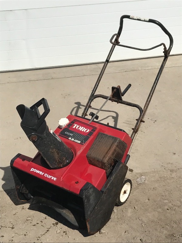 lot 7 image: Toro CCR2000 Single Stage Snowblowe...