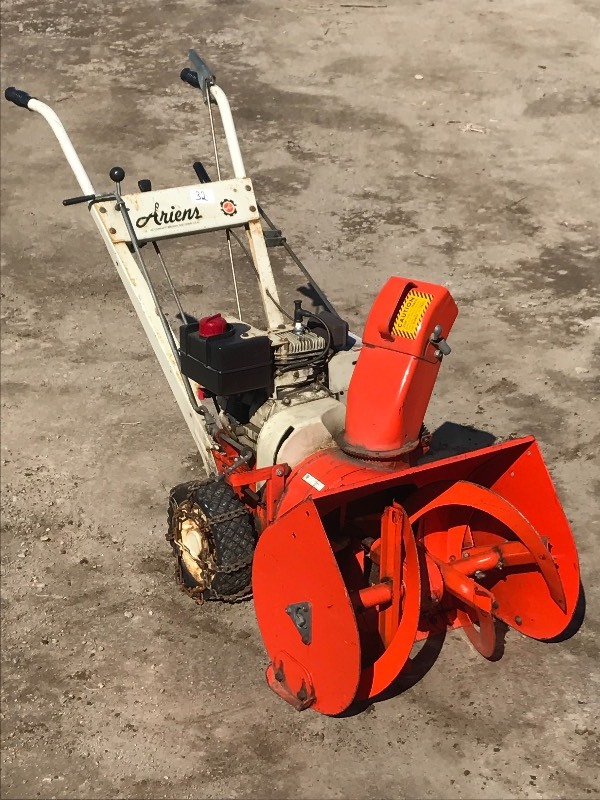 lot 32 image: Ariens Two-Stage Smnowblower, 4HP E...