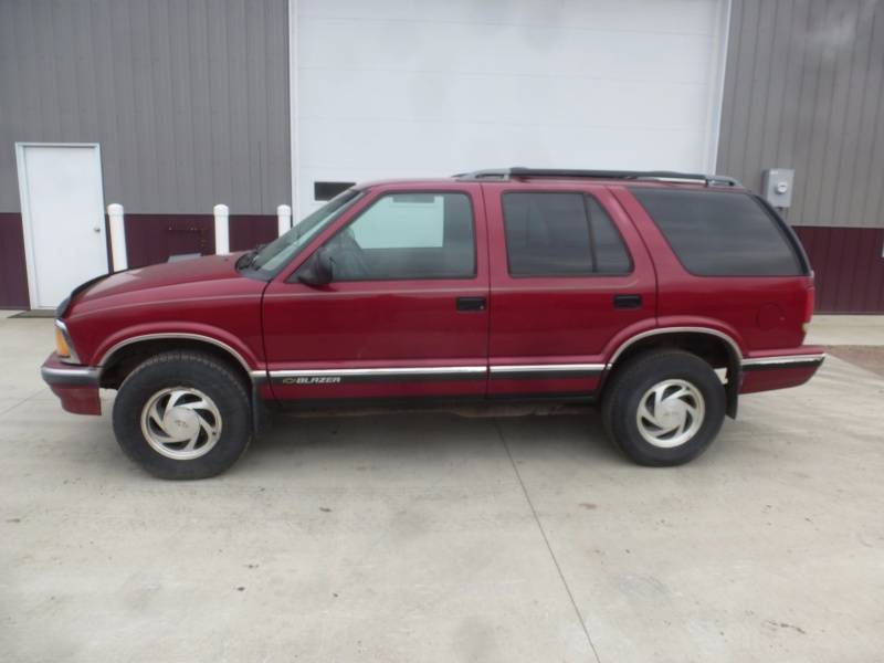 lot 8 image: 1997 Chevy Trail Blazer 4WD