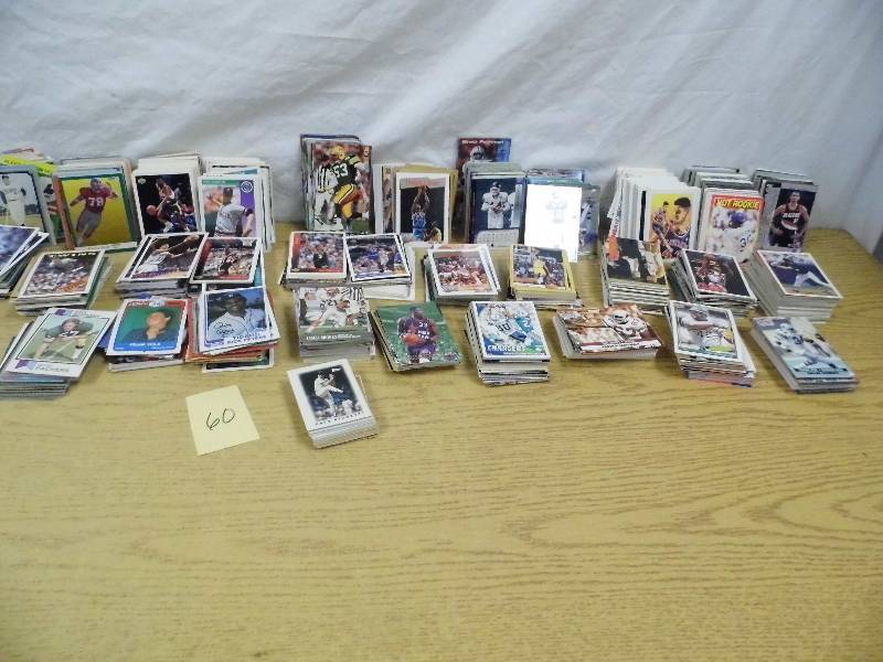 lot 60 image: Large Lot of Sports Cards