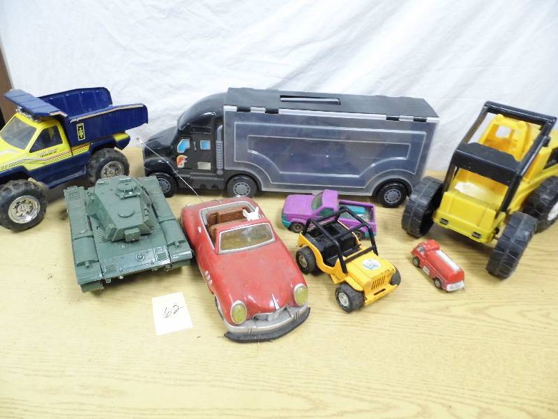 lot 62 image: Semi Matchbox Case - Metal Dump Truck