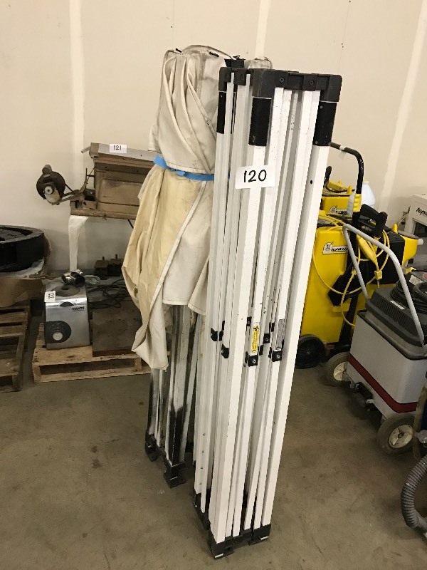 2 collapsible canopies