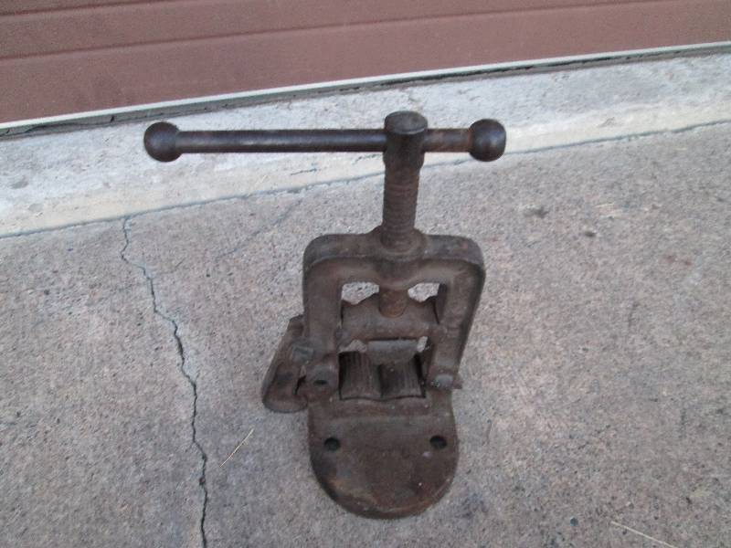 lot 23 image: Vintage Pipe Vise