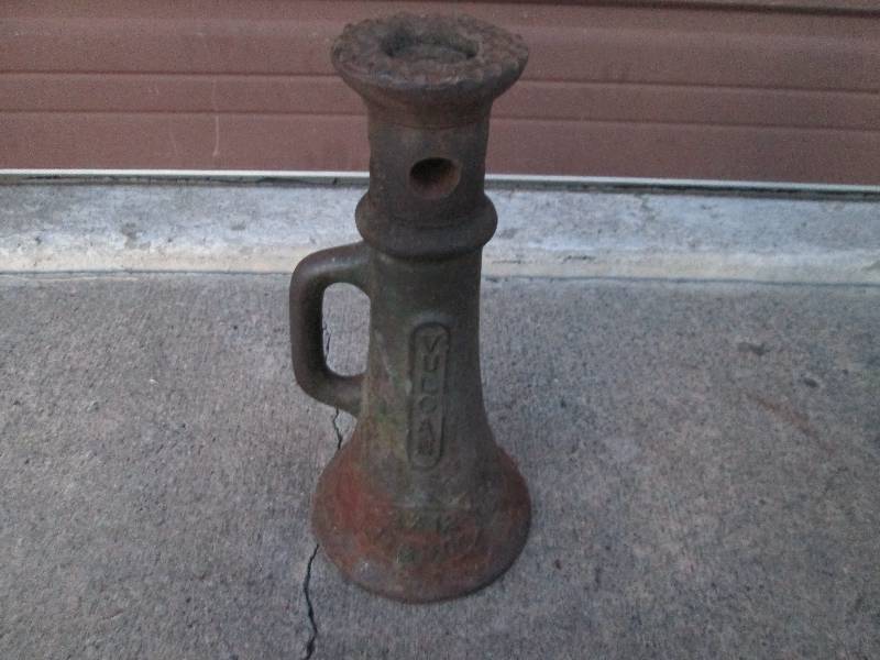 lot 27 image: Vulcan Cast Iron 2X12 House Jack