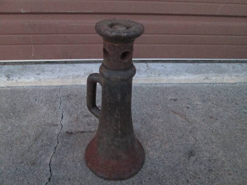 lot 28 image: Cast Iron 2X12 House Jack