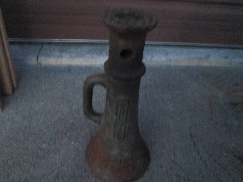 lot 29 image: Vulcan Cast Iron 2X12 House Jack