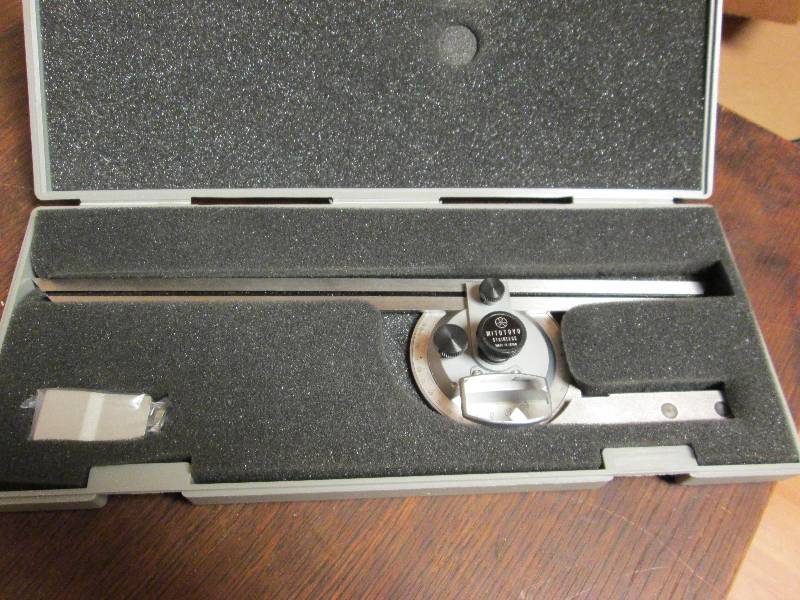 lot 32 image: Mitutoyo Universal Bevel Protractor