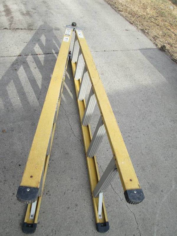 lot 65 image: 8 Fiberglass StepExtension Ladder