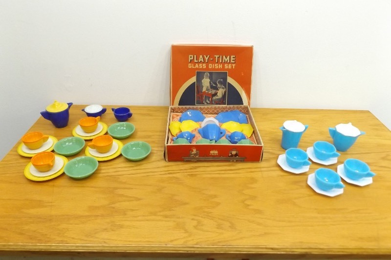 lot 2 image: Lot of 3 MINT Akro Agate Play Tea Sets