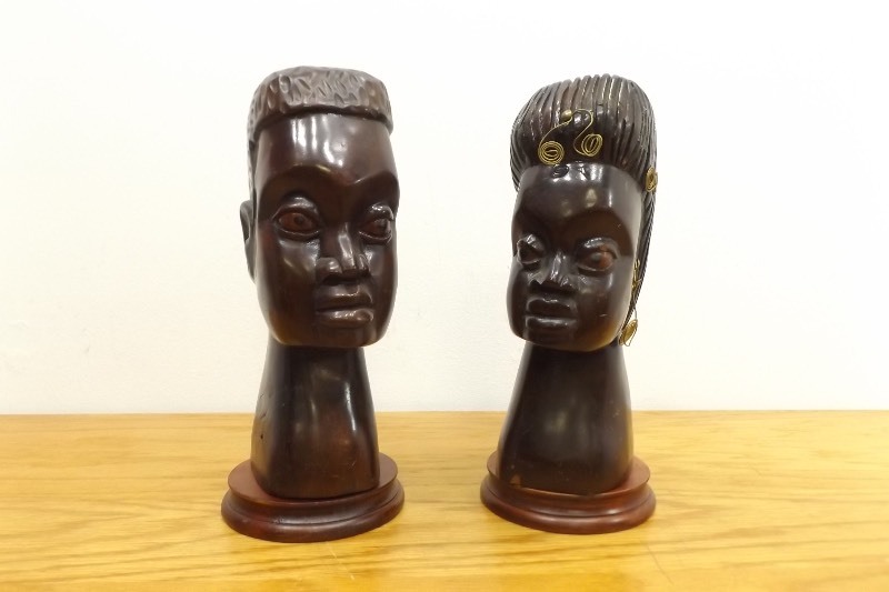 lot 4 image: 2 Vintage 13.5 Wood Carved African Man Woman Statues