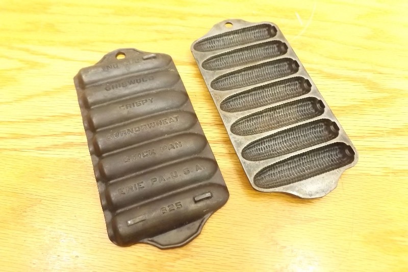 lot 10 image: Griswold Cast Iron No. 262 Tea Size Crispy Corn or Wheat Stick Pan 625