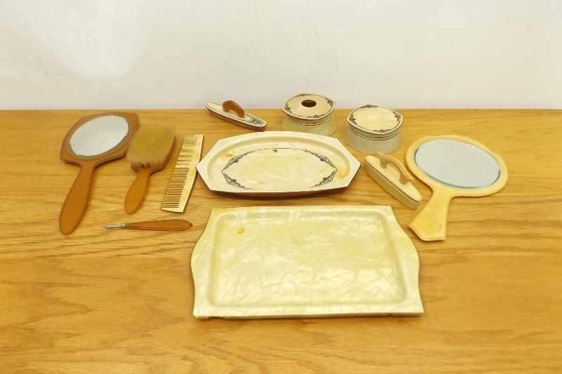 lot 18 image: Lot of Vintage Vanity Items
