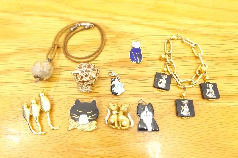 lot 26 image: Cat Themed Jewelry Lot