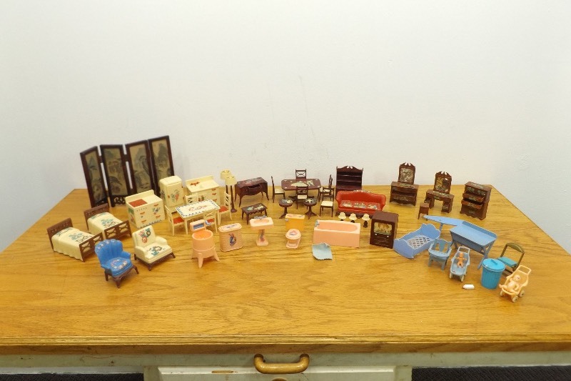 lot 33 image: Large Lot of Renewal etc. Dollhouse Sets