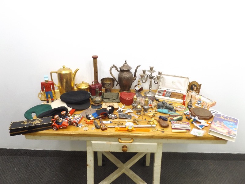 lot 50 image: Large Lot of Miscellaneous Collectibles