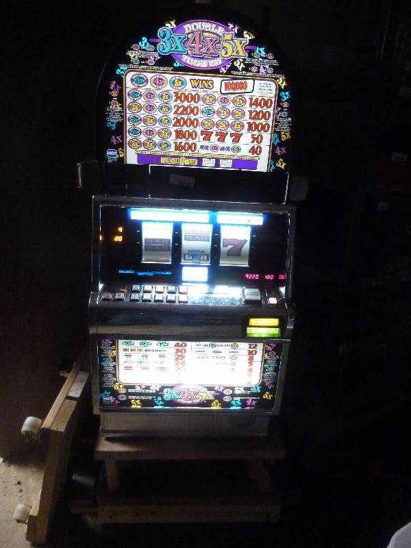 lot 1 image: Slot Machine
