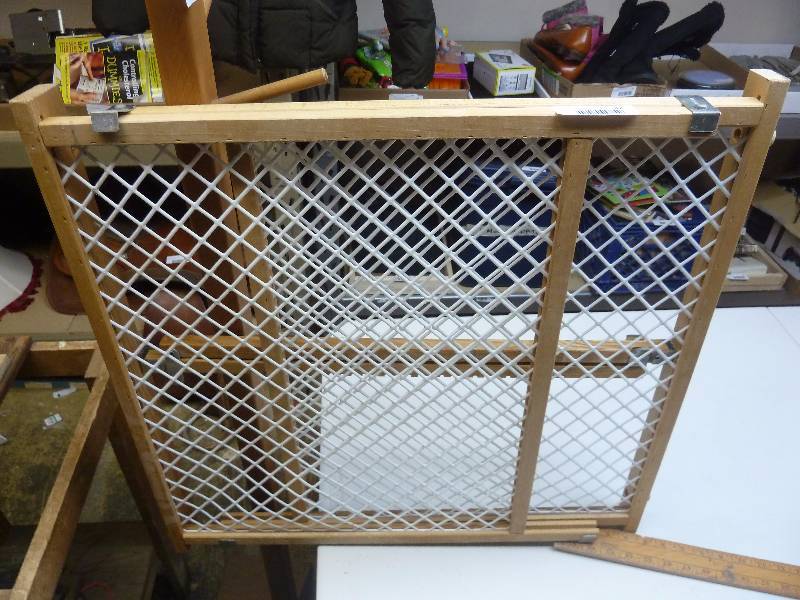lot 42 image: ChildPet Gate