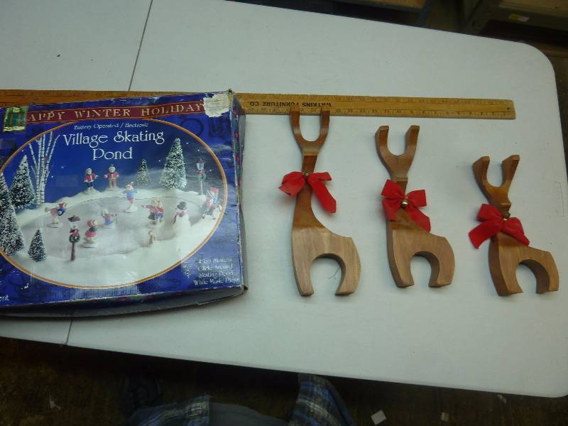 lot 54 image: Christmas Decor Lot