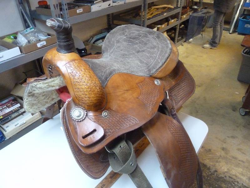 lot 63 image: 16 Western Roping Saddle
