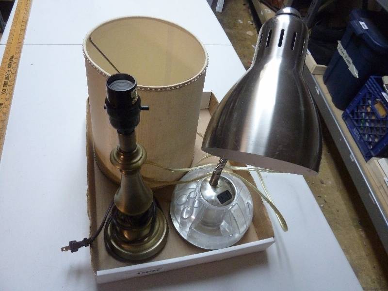 lot 83 image: Lamp Lot