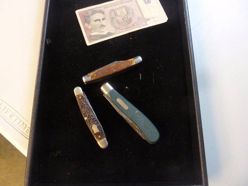 lot 100 image: Pocket Knives and Currency