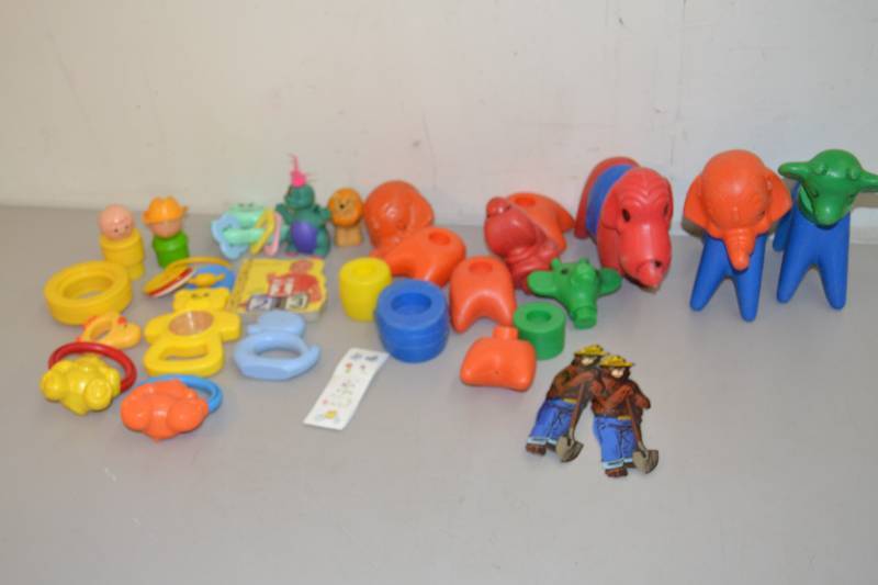 lot 166 image: Vintage Tuppertoys Zoo Animals, Rattles