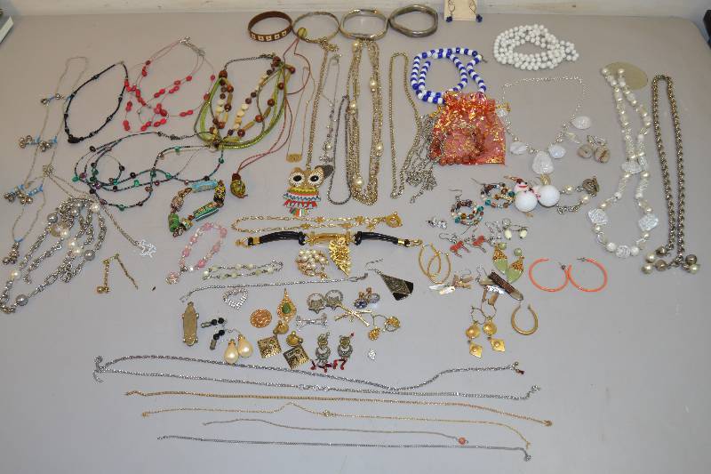 lot 179 image: Jewelry
