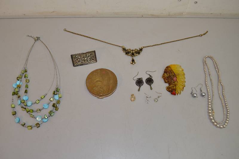 lot 181 image: Jewelry