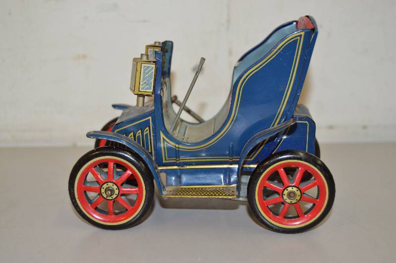 lot 195 image: Vintage Tin Lever Car