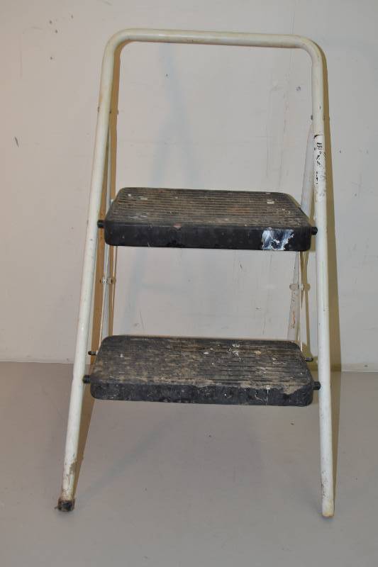 lot 254 image: Cosco Step stool