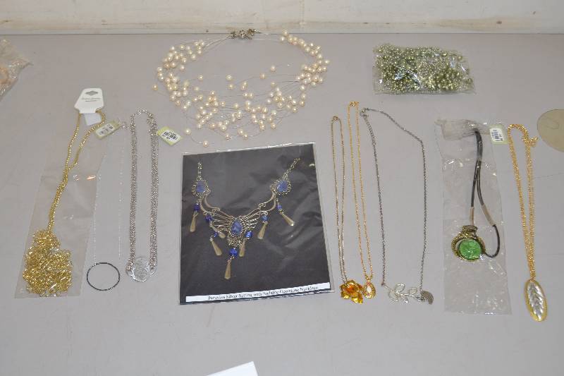 lot 289 image: Jewelry
